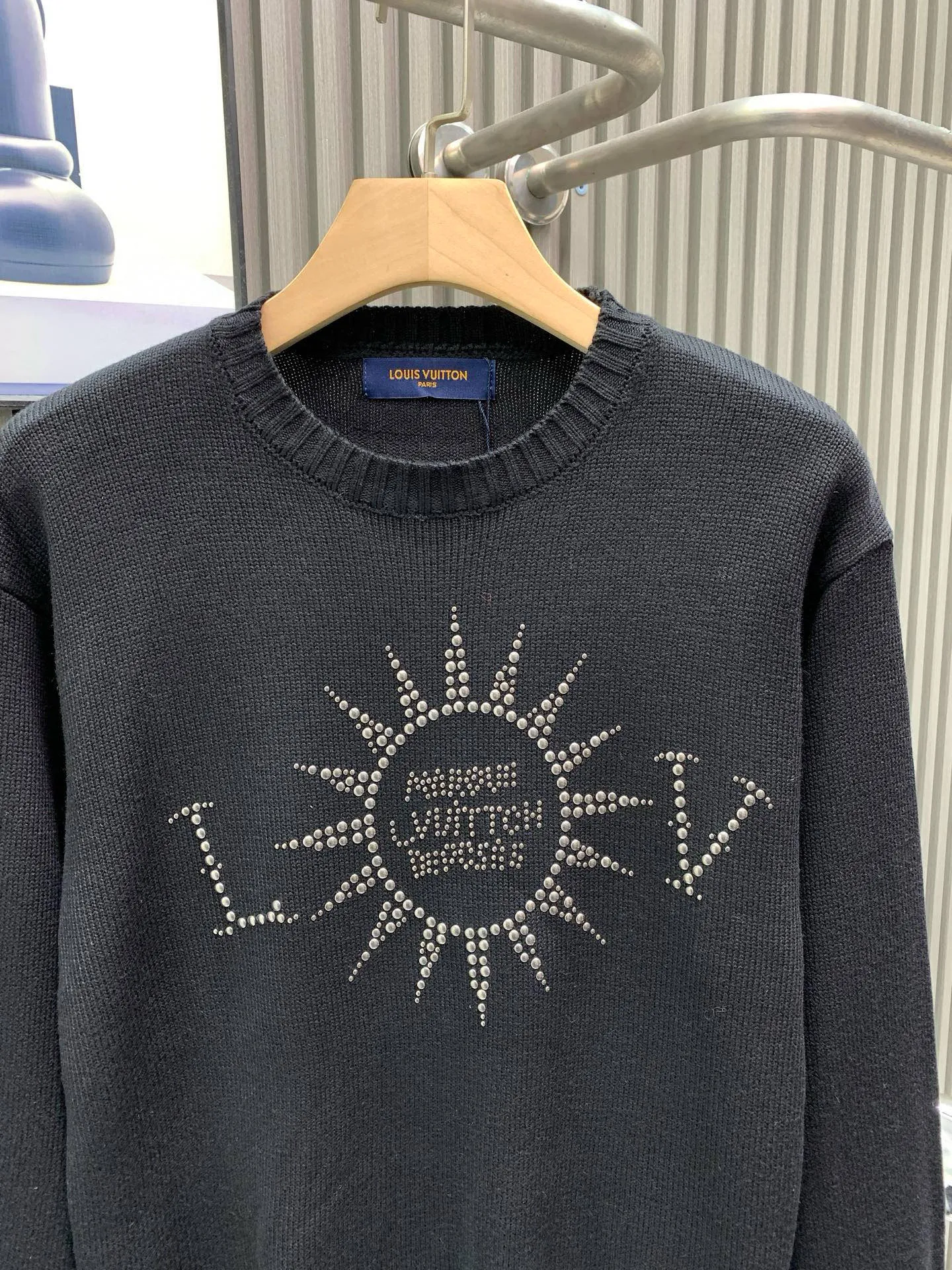 🅿️360 🀄️ Louis Vuitton Louis Vuitton Sun Beaded Woolen Pullover Official website price: 33200￥ (2315T) Purchase the original version for coloring [1:1 coloring and final dyeing] The color similarity is as high as 98%. The wool is woven with customized [70% premium goat hair]. The thermal performance of woolen wool fabric is very good due to the natural warmth of wool fiber. Woolen wool fabrics can keep you warm in the cold winter. In addition, woolen wool fabrics have good breathability and will not feel stuffy even in humid environments. Secondly, woolen wool fabrics are also very soft and comfortable. Due to the natural softness of wool fibers, woolen wool fabrics feel very soft and comfortable to wear. In addition, the texture of woolen wool fabrics is also very soft and will not irritate the skin. This hot drill is extremely heavy-duty. There are [6 sets of cannonballs of different sizes] on it, so it is particularly easy to move, so it can only be placed separately by hand. The beads are individually [manually positioned] from large to small, and finally they are bonded and drilled. The process is extremely complicated and cumbersome. The material used for the beads is very strong and the hard buckles will not fall off. The quality is very high.
